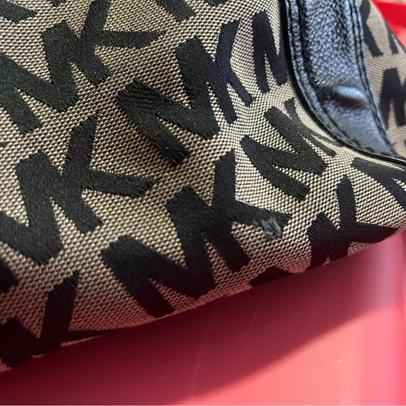 Large MK Micheal Kors purse with black letters - Picture 5 of 5